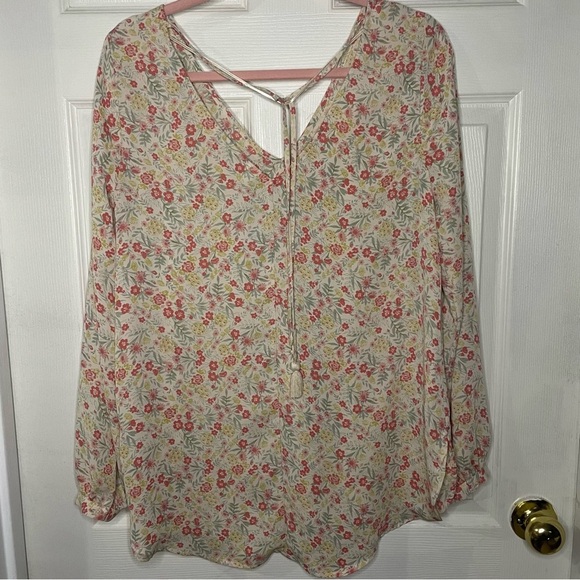 ⭐️Lauren Conrad floral blouse - Picture 4 of 4